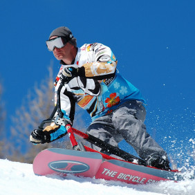 Mi-vélo, mi-snowboard : découvrez le snowscoot 